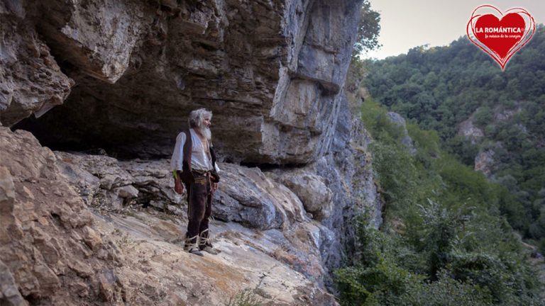 Ermitaño sale de su cueva para vacunarse contra Covid