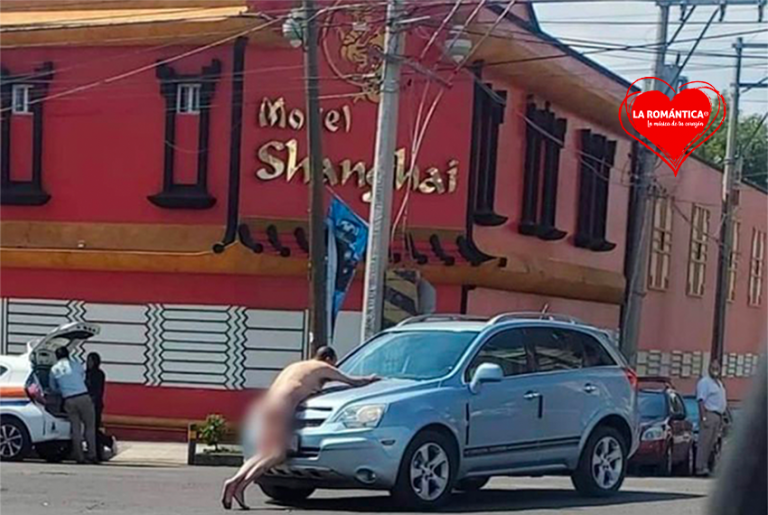 Al desnudo hombre corre por las calles de Puebla
