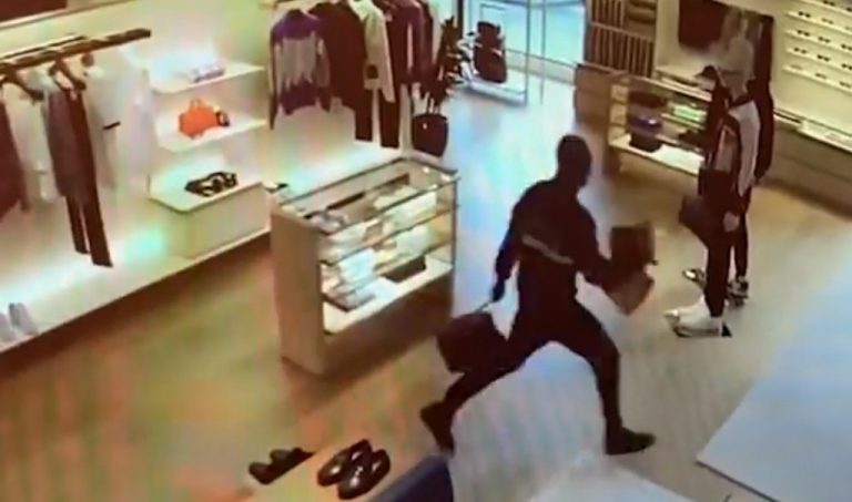 Joven roba tienda y se desmaya al intentar huir