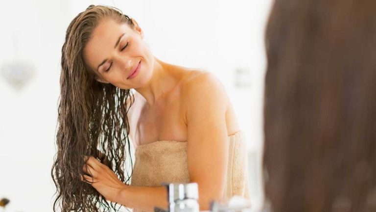 ¿Por qué no debes dormir con el cabello mojado?