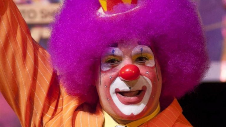 “Platanito” llora en show tras polémica por broma de Debanhi