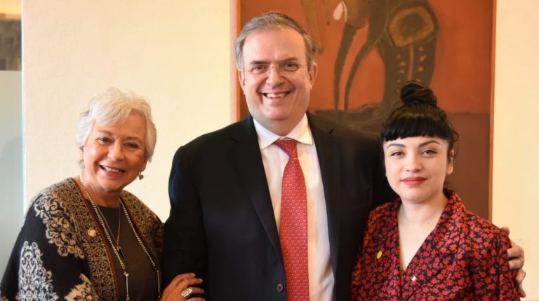 Mon Laferte se naturaliza mexicana y entona himno nacional