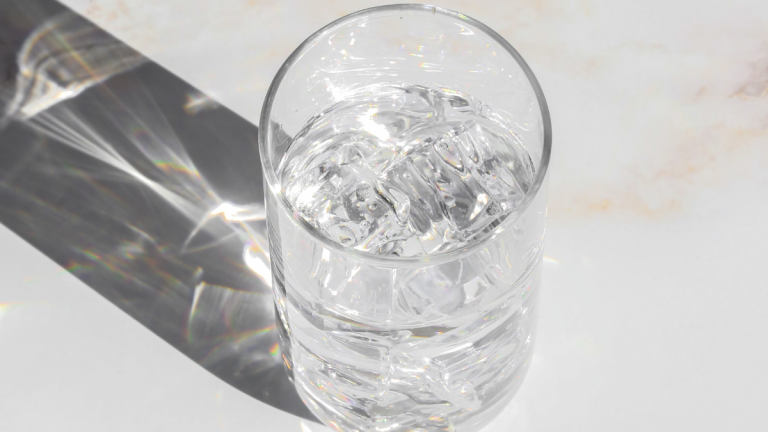 ¿Es bueno beber agua fría?