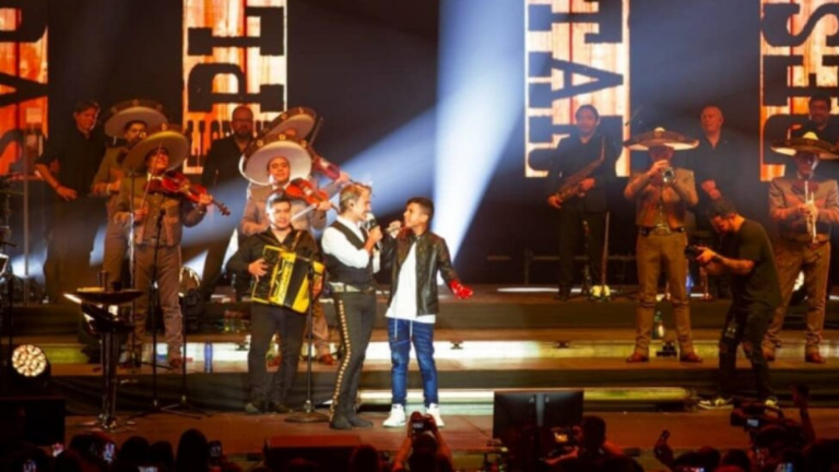 Alejandro Fernández invita a adolescente a cantar con él en el escenario