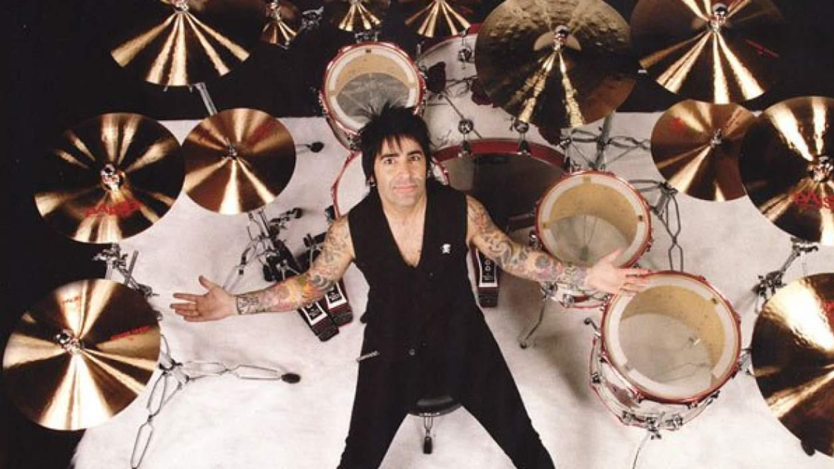 Lanzan tarola en honor de Alex González, baterista de Maná La Romantica