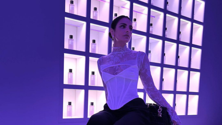 Aislinn Derbez promoviendo la ropa de segunda mano en evento de Dior