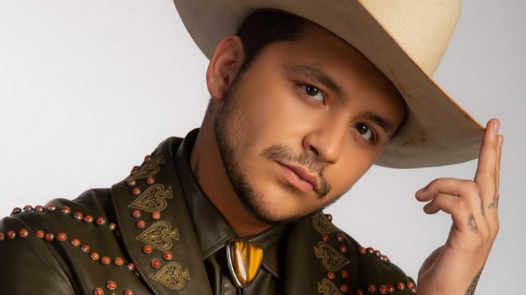 Christian Nodal se presenta en un juzgado